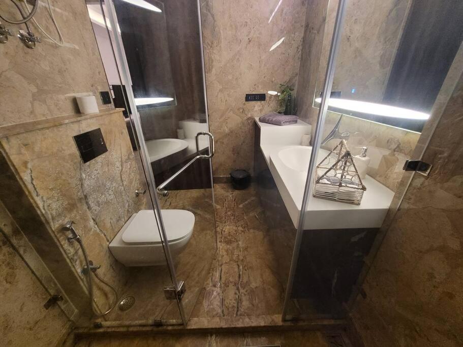 Apartment Entire Serviced In Dlf-phase 2 *