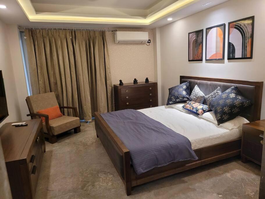Apartment Entire Serviced In Dlf-phase 2 *