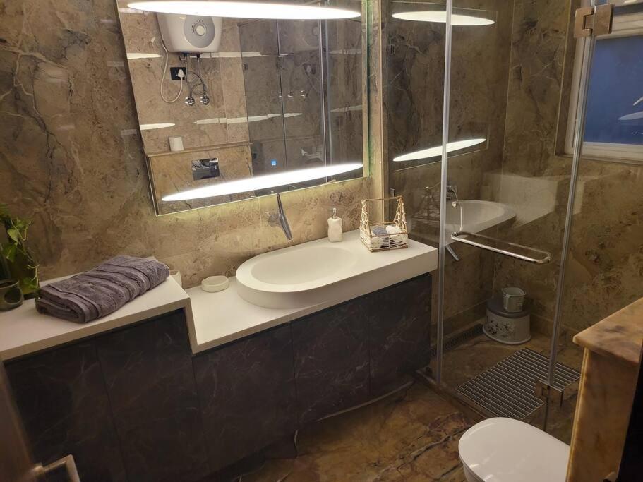 Entire Serviced In Dlf-phase 2