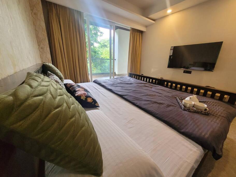 Entire Serviced In Dlf-phase 2 Apartment