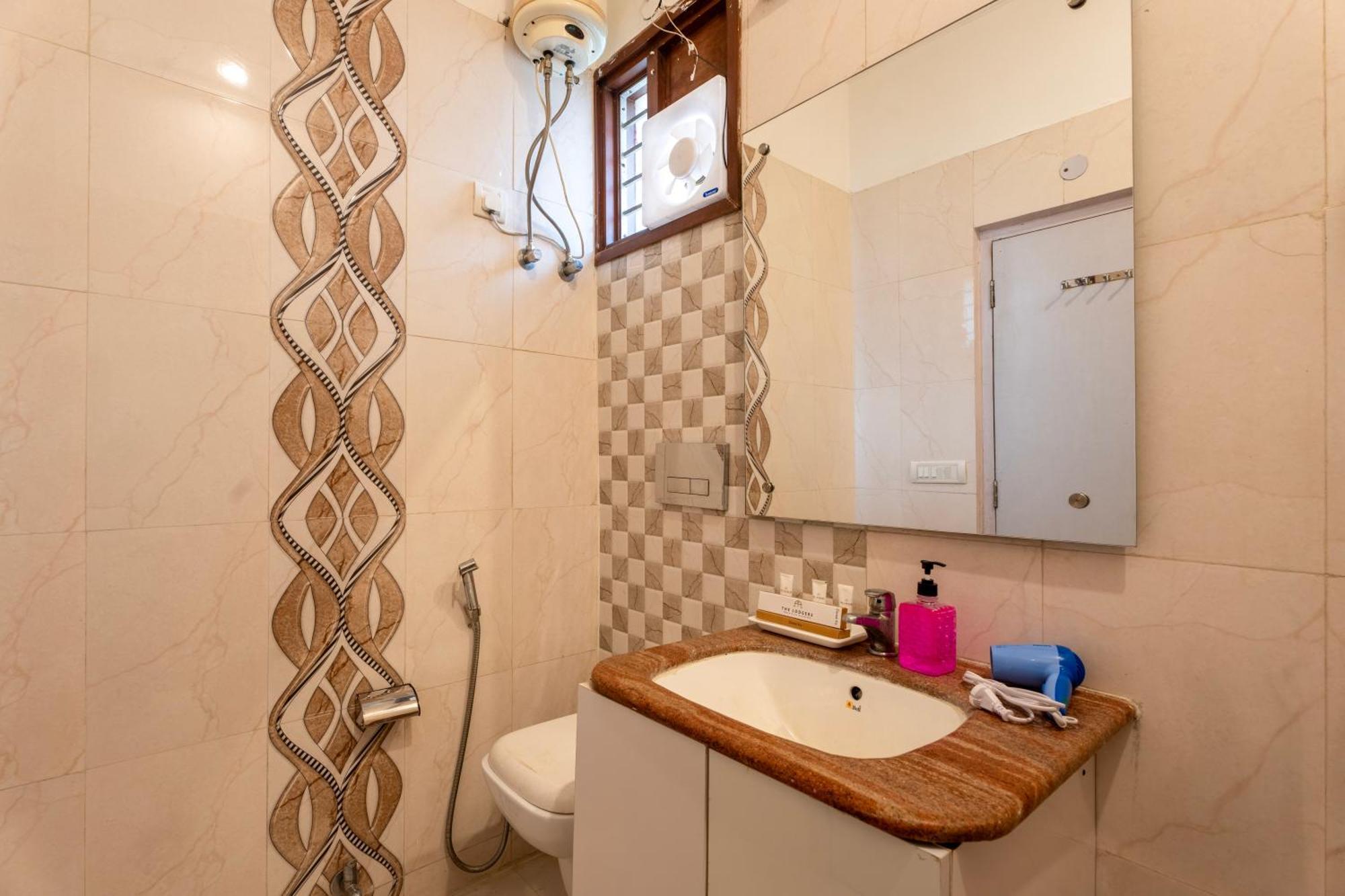 The Lodgers & Banquet Sector 38 Medicity Hotel 3*