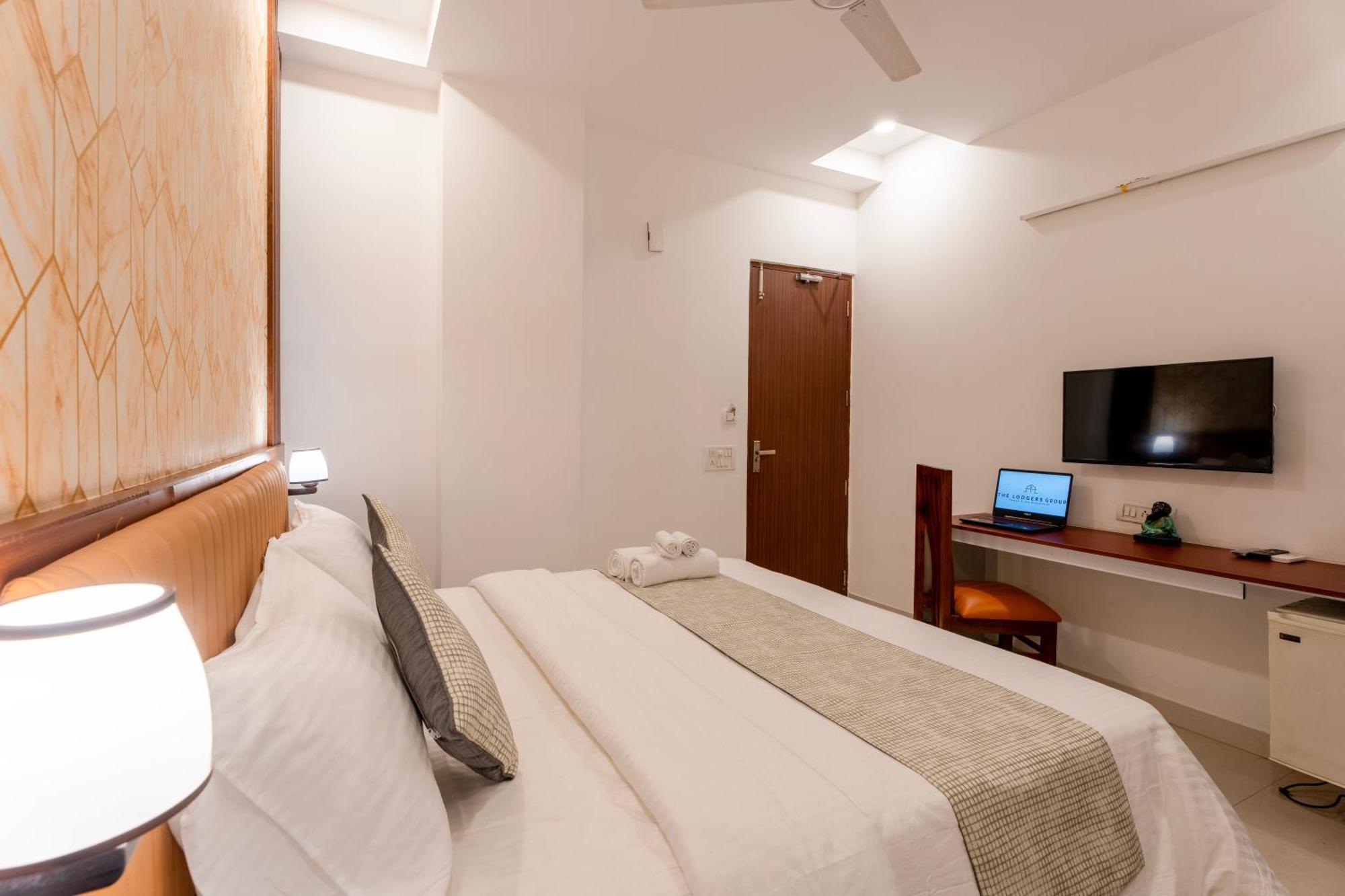 Hotel The Lodgers & Banquet Sector 38 Medicity Gurgaon