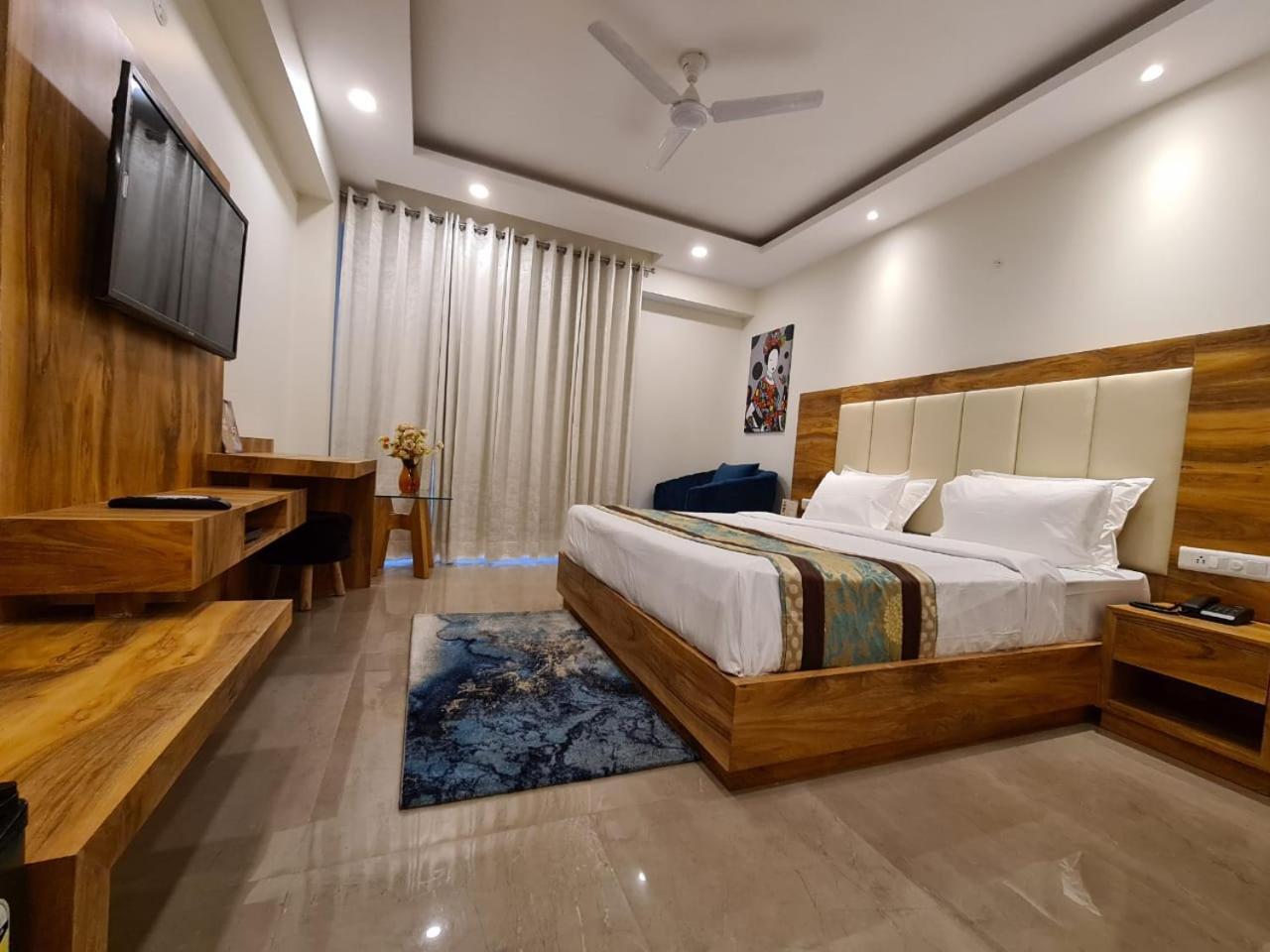 Golf View Sakura 3* Gurgaon