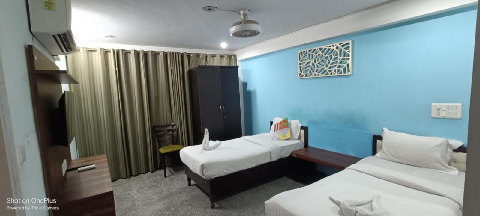 Nuab House - Near Fortis, Max, Medanta, Paras Hospitals And Huda Metro *