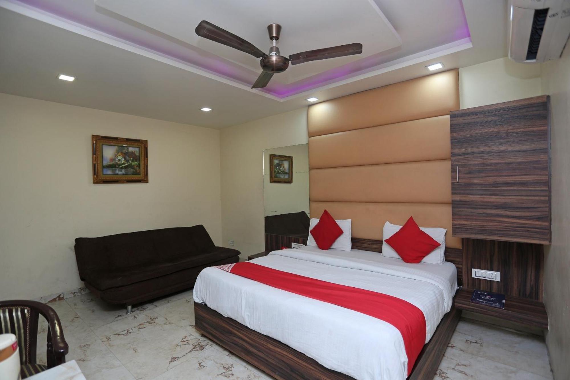 Hotel O Samrat 3*