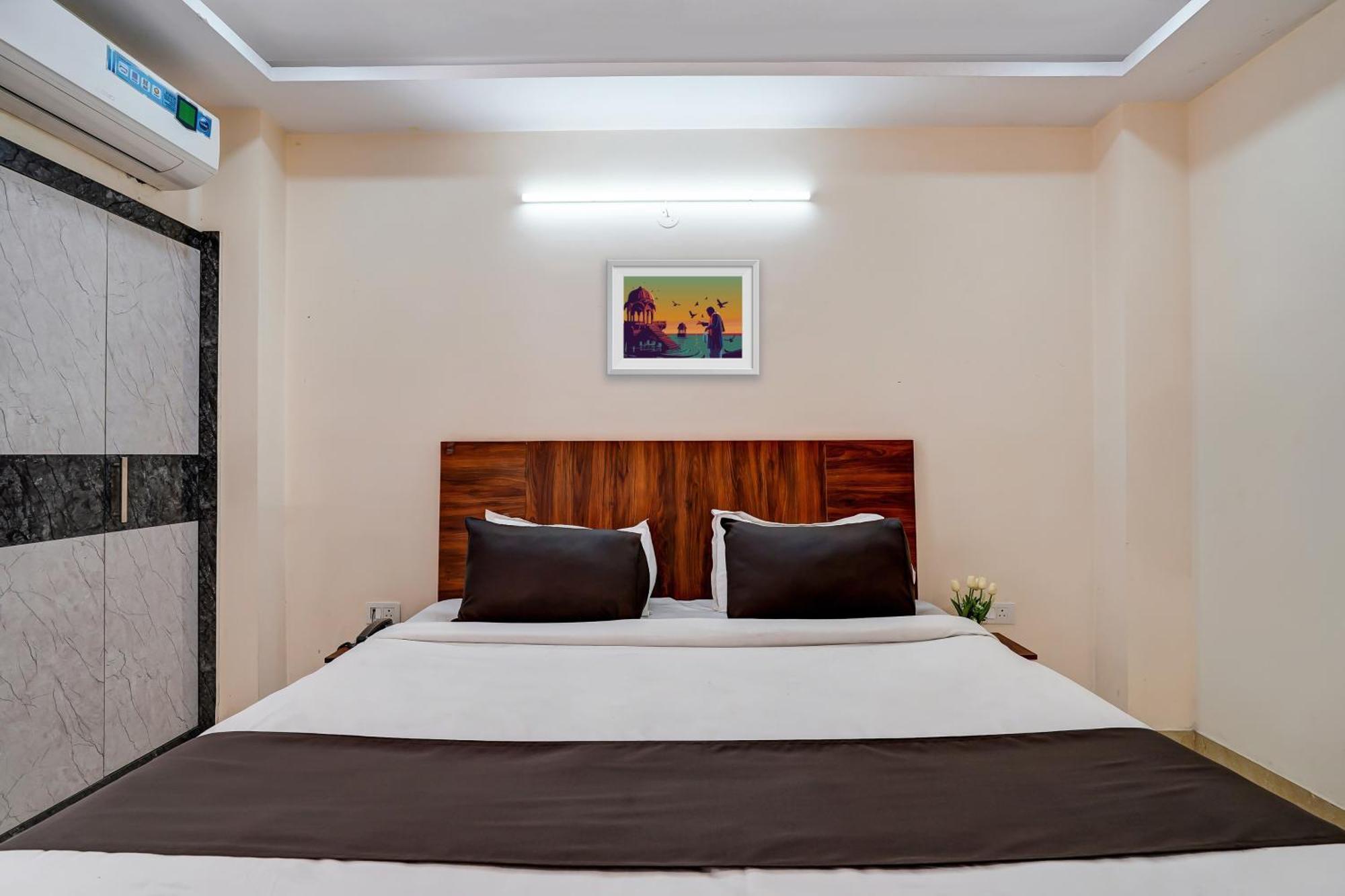 Hotel O Star Corporate Near Omaxe Celebration Mall 3*
