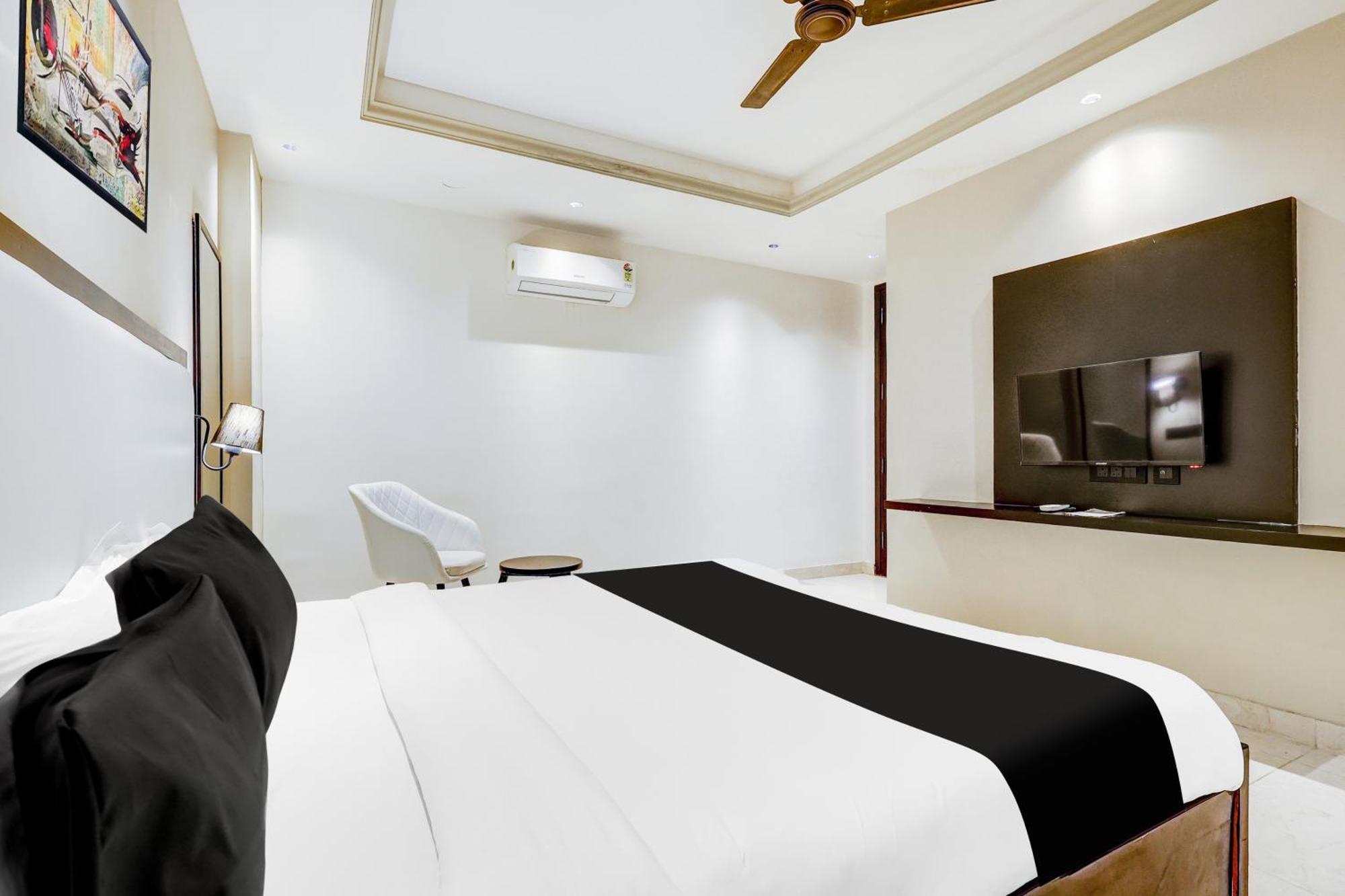 Super Townhouse Oak Udyog Vihar Gurgaon