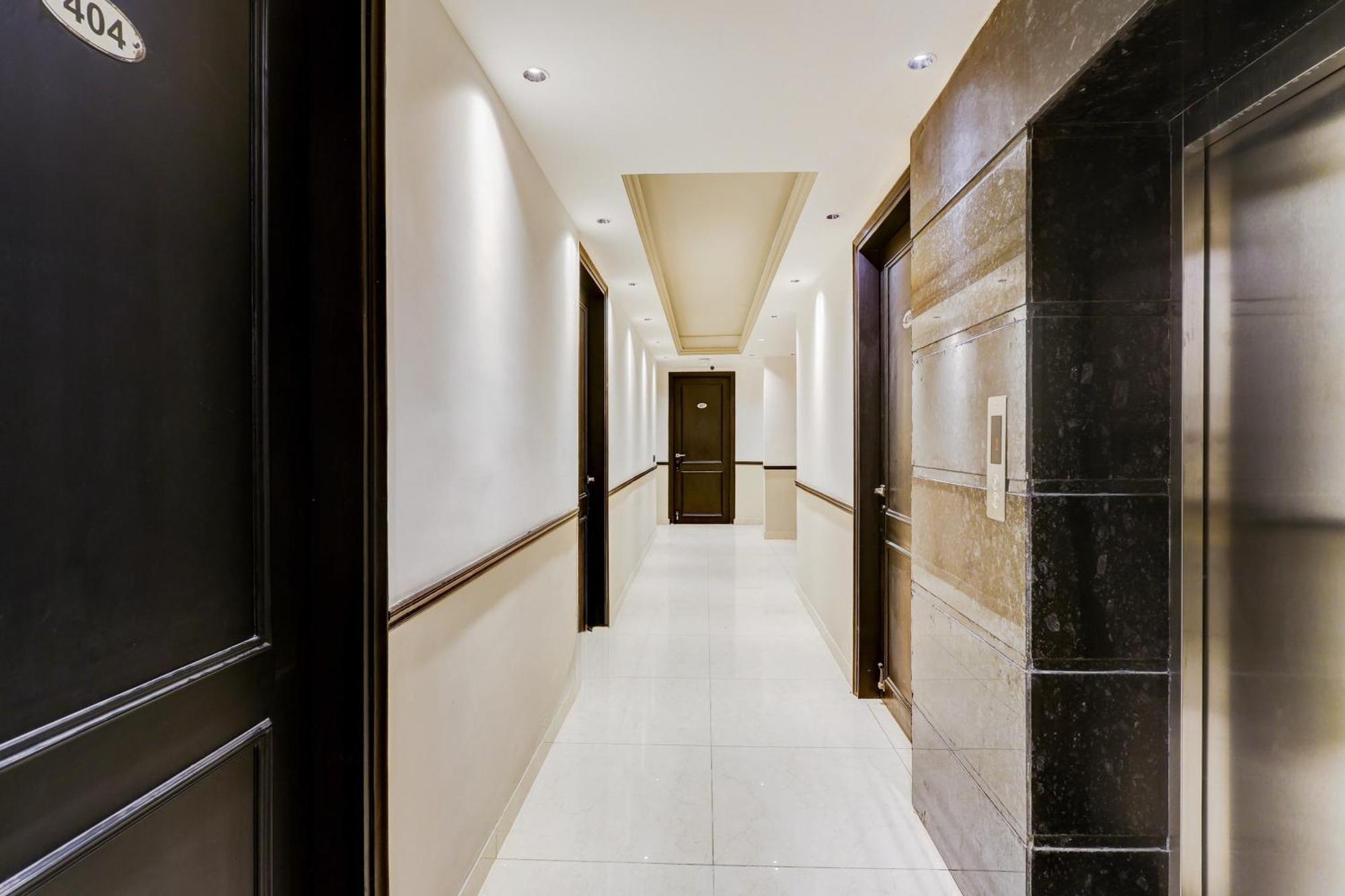 Super Townhouse Oak Udyog Vihar Hotel 4*