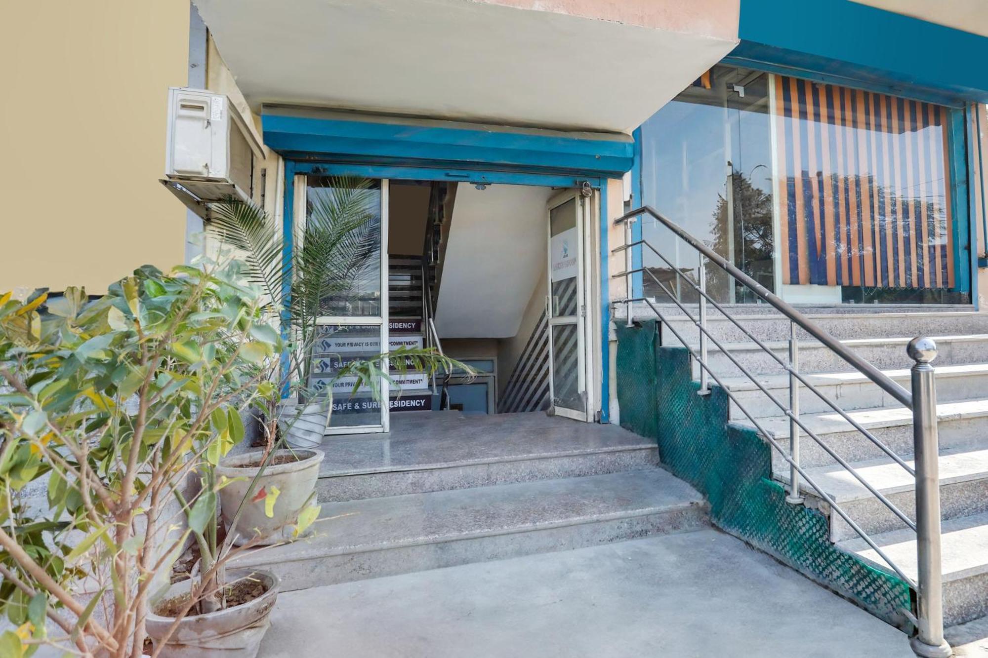 O Safe & Sure Residency Hotel *