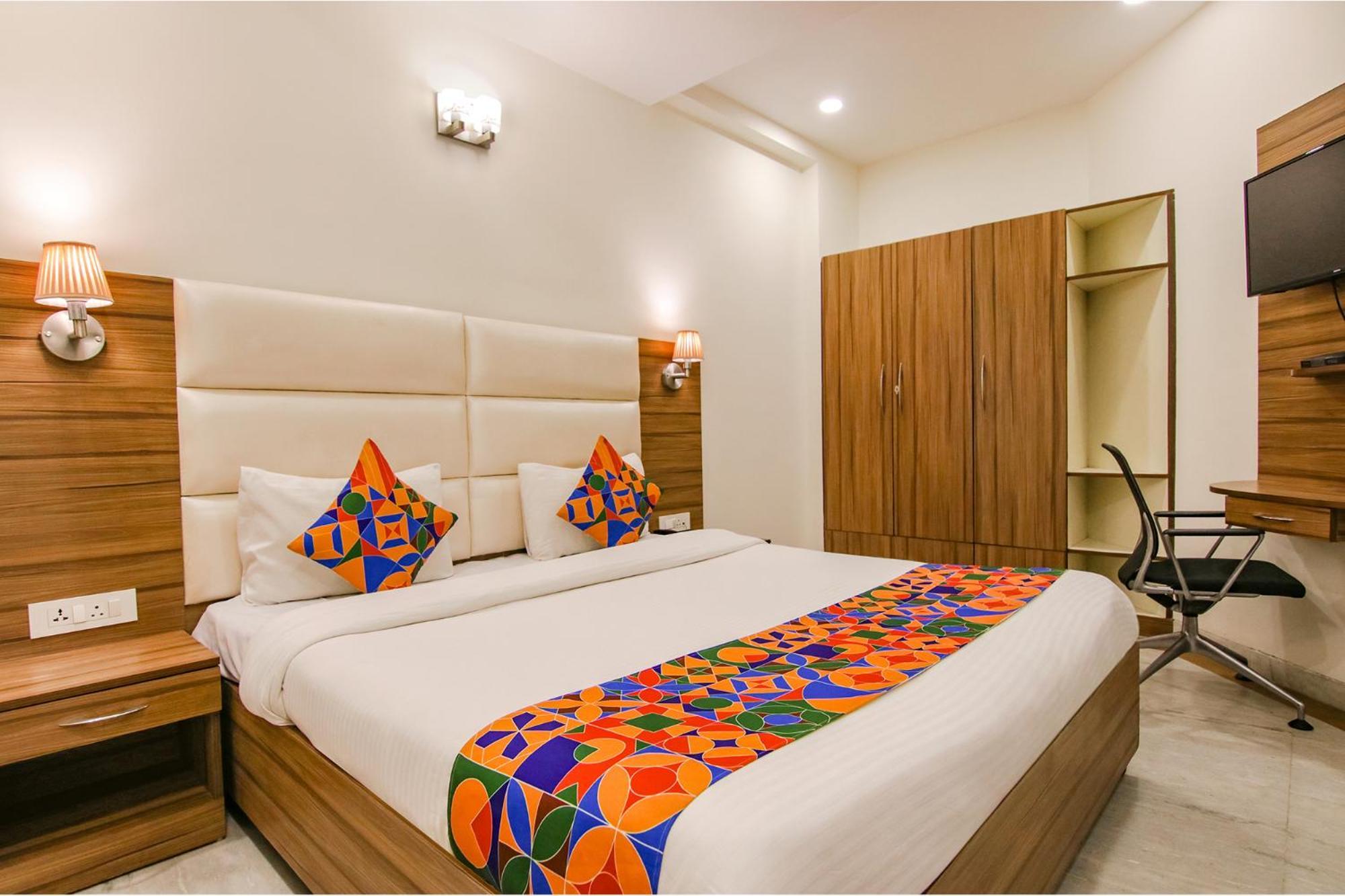 Hotel Leaf 9, Cyber Near Ambience Mall Gurgaon
