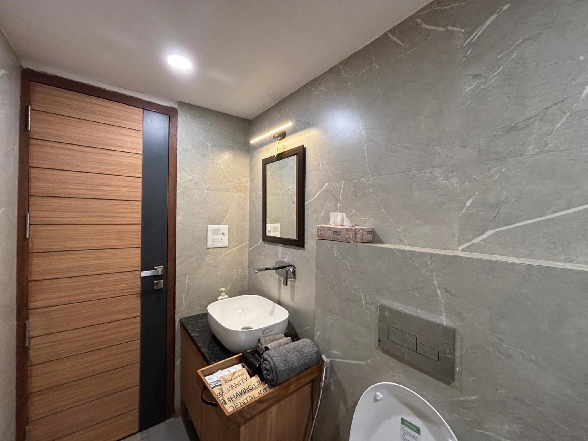 Hotel Housr Platinum Iffco Chowk *