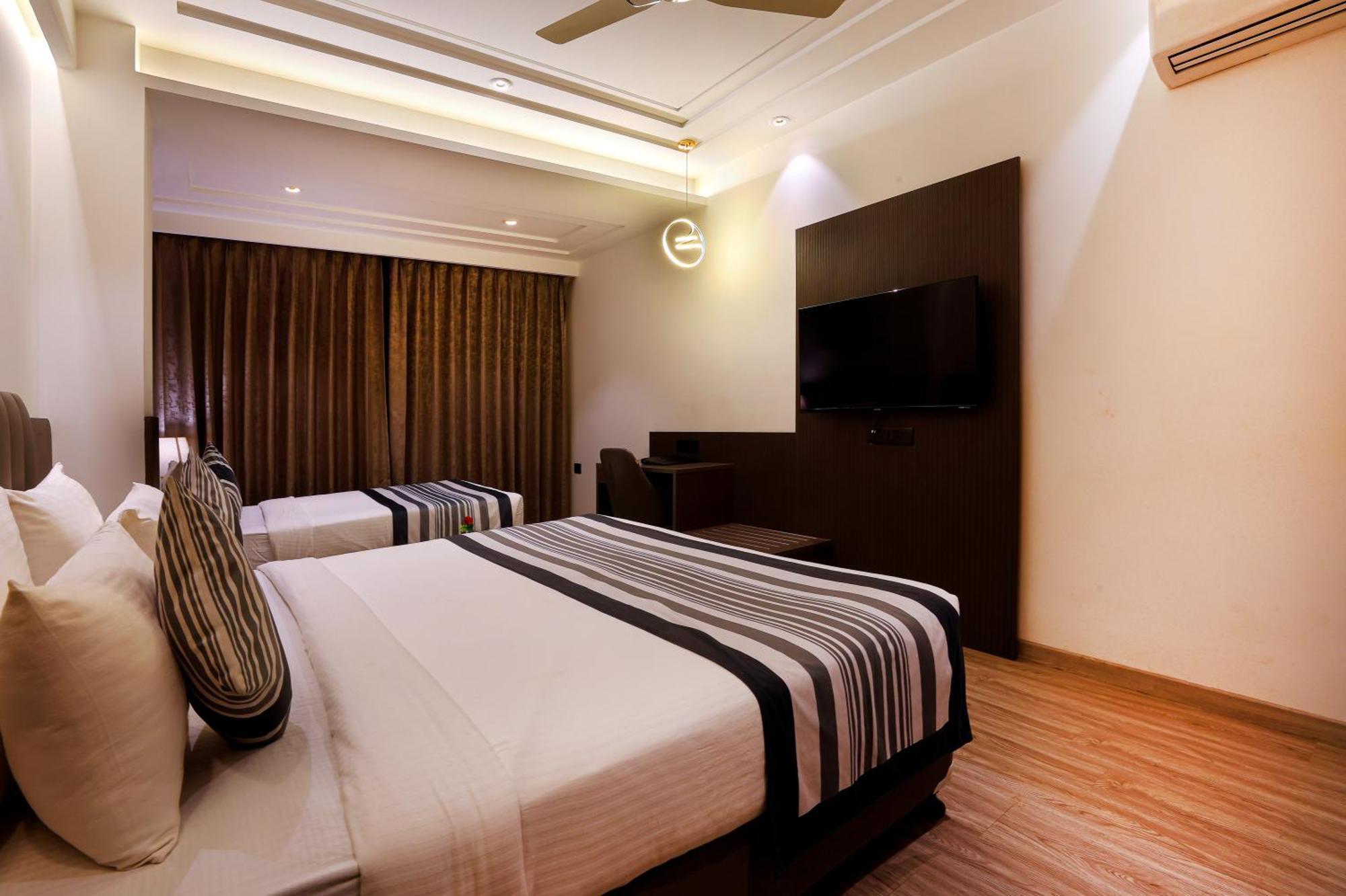 Opo Iffco Chowk Hotel