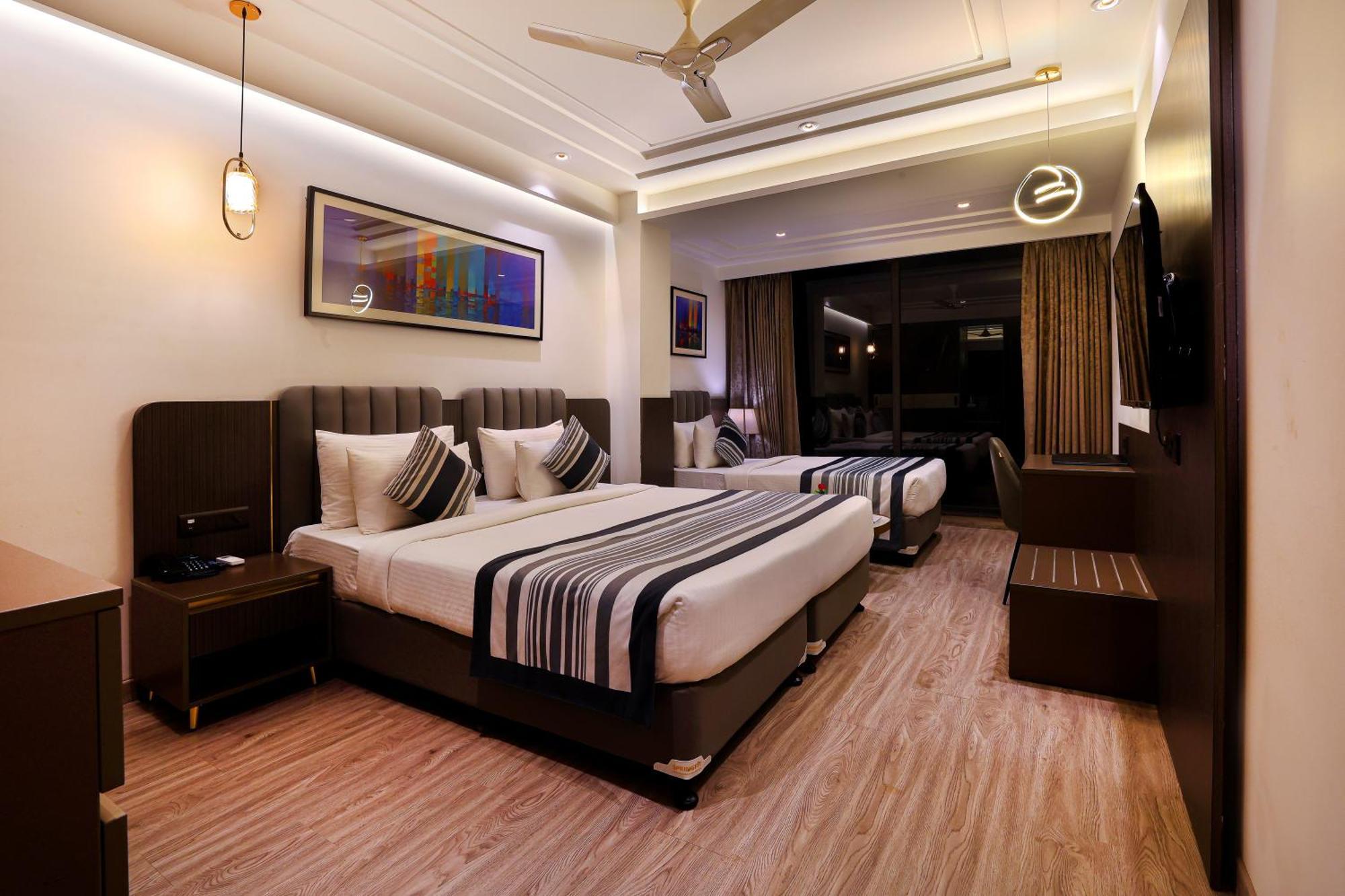 Opo Iffco Chowk Hotel 4*