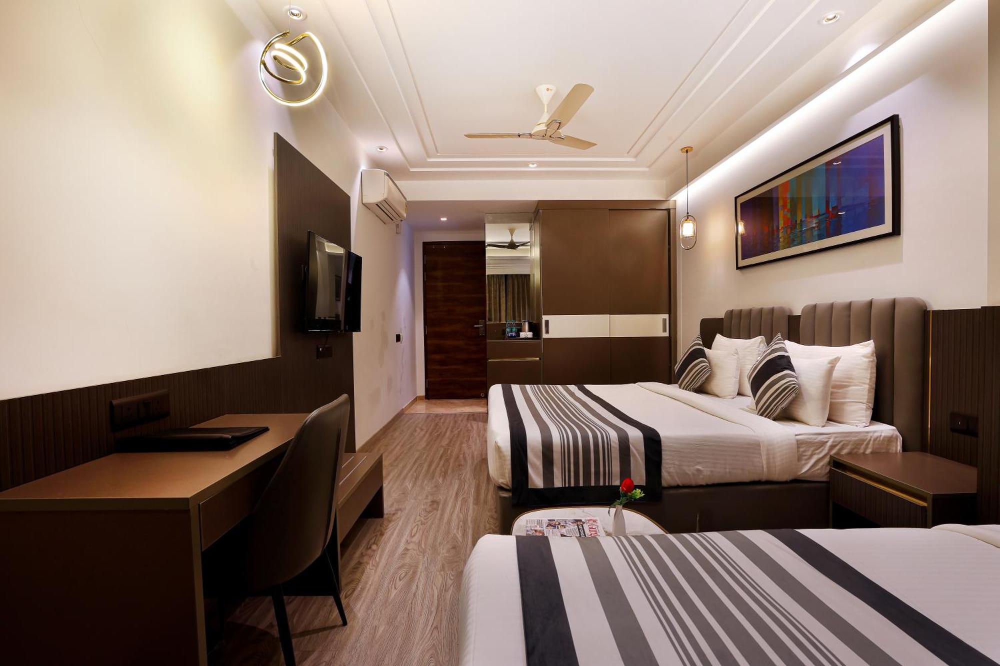 Opo Iffco Chowk Hotel