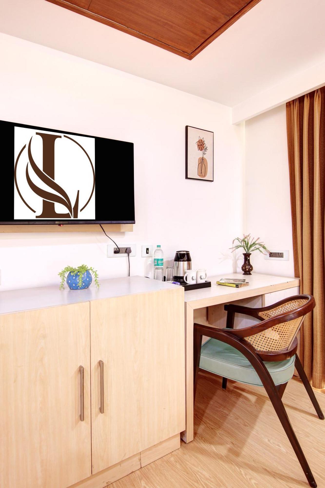 Limewood - Unitech Cyber Park Hotel 3*