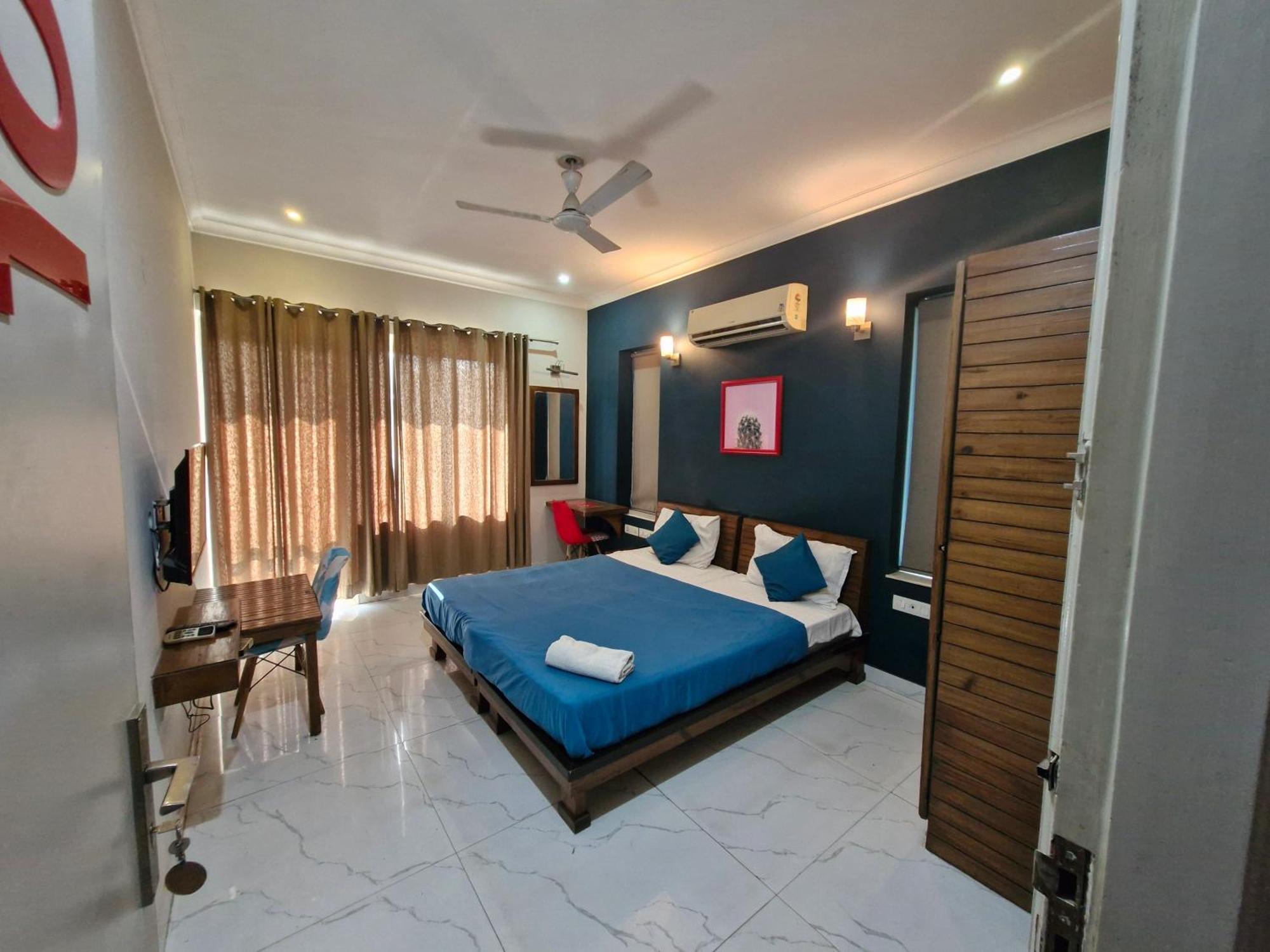 Hotel Wedlock Subhash Chowk Gurgaon