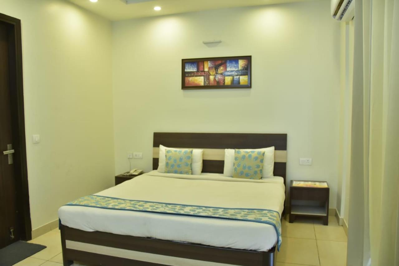 Wedlock Subhash Chowk Hotel