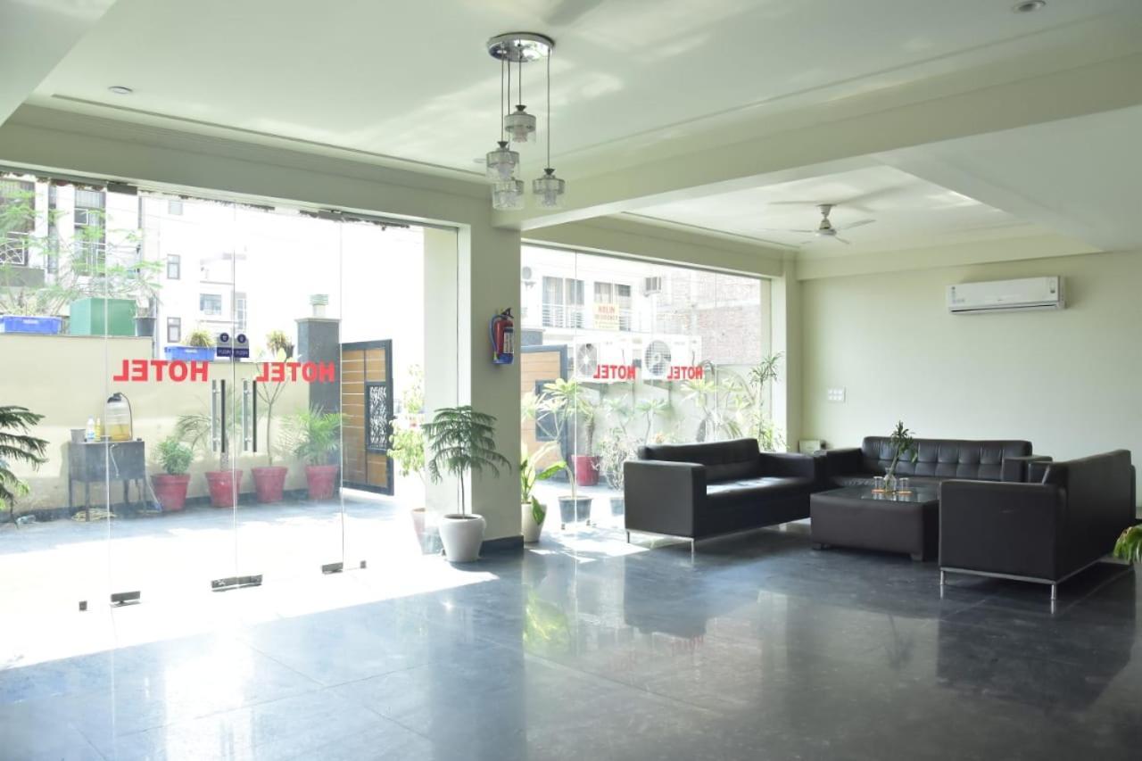 Hotel Wedlock Subhash Chowk 3*