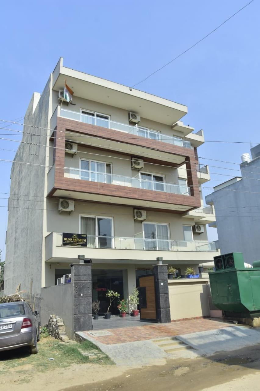 Wedlock Subhash Chowk 3*