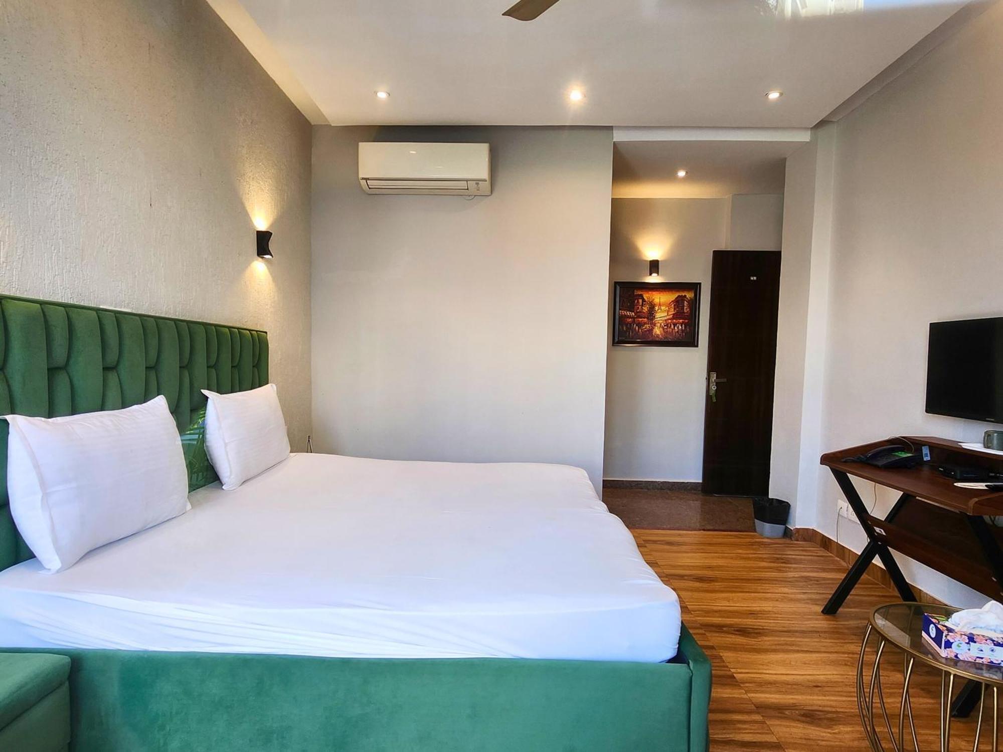 Premier - Golf Course Road ,gurgaon 3*