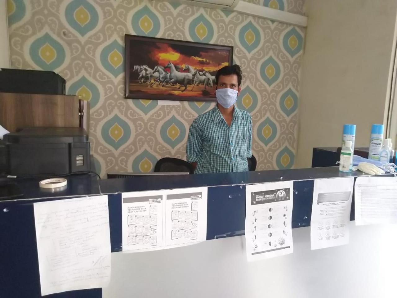 Hotel Collection O Comfort Residency Near Medanta Hospital Near Omaxe Celebration Mall