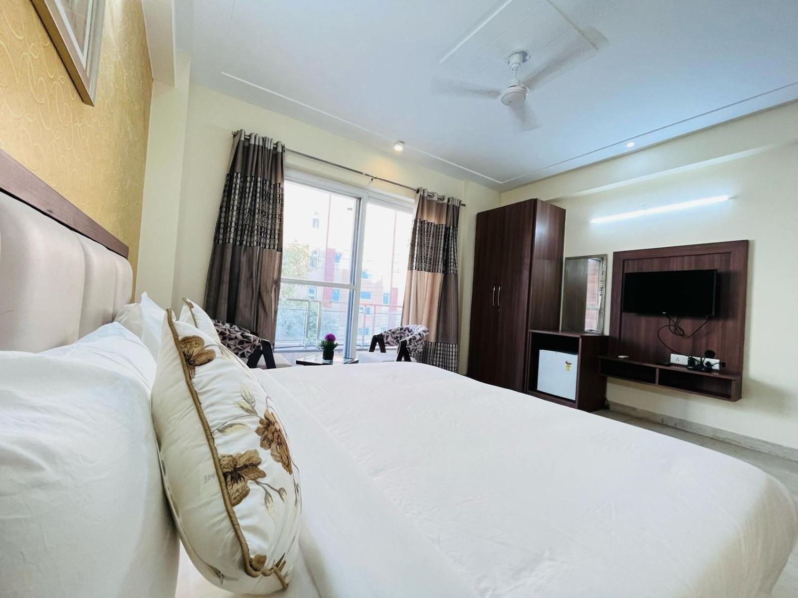 Hotel The Luxe 18 - Golf Course Road 3*