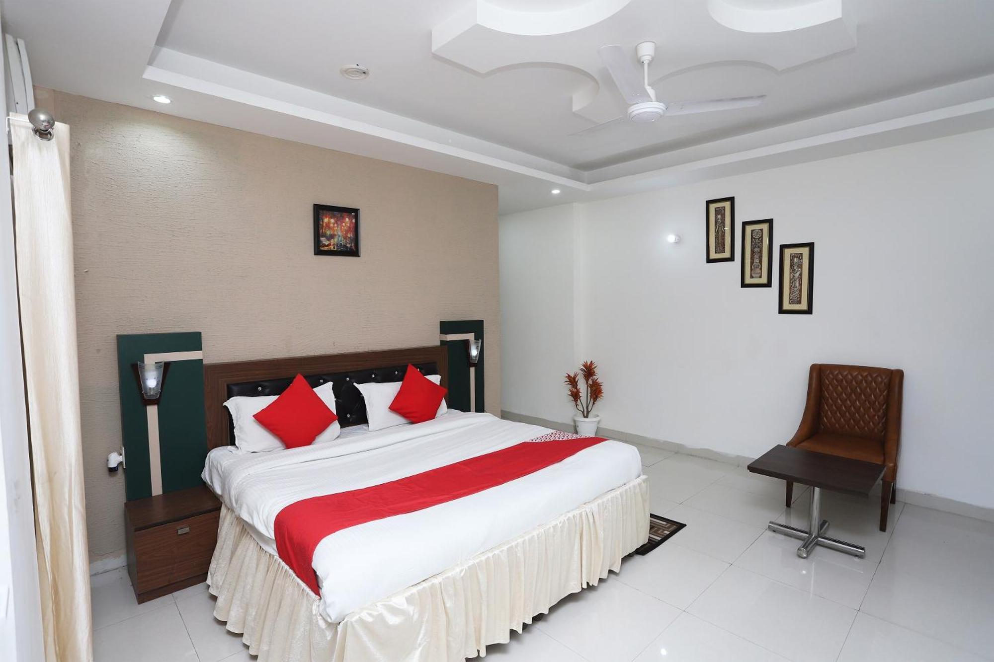 Hotel Super Capital O Levanti Near Aravali Biodiversity Park 3*