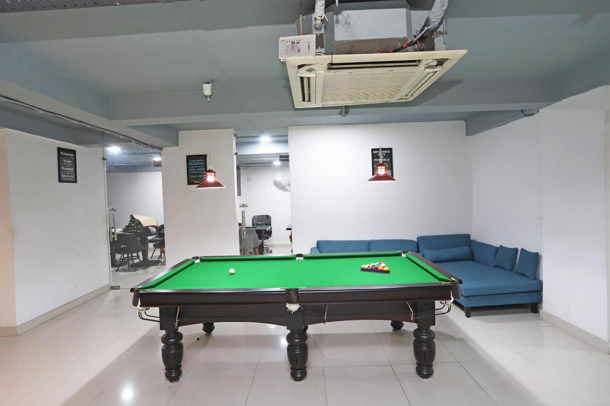 Hotel Super Capital O Levanti Near Aravali Biodiversity Park