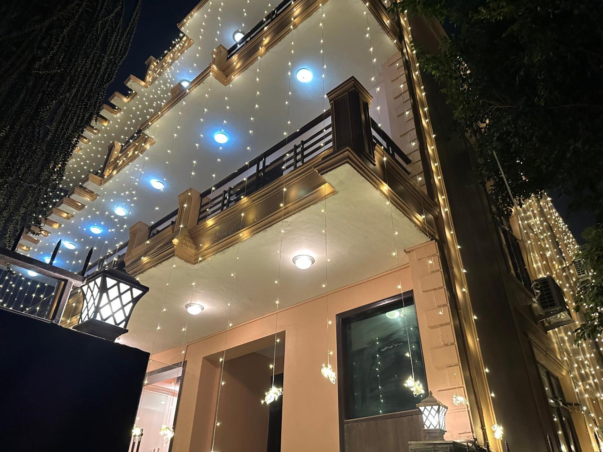 Luxury With Attach Washroom Hotel 4*