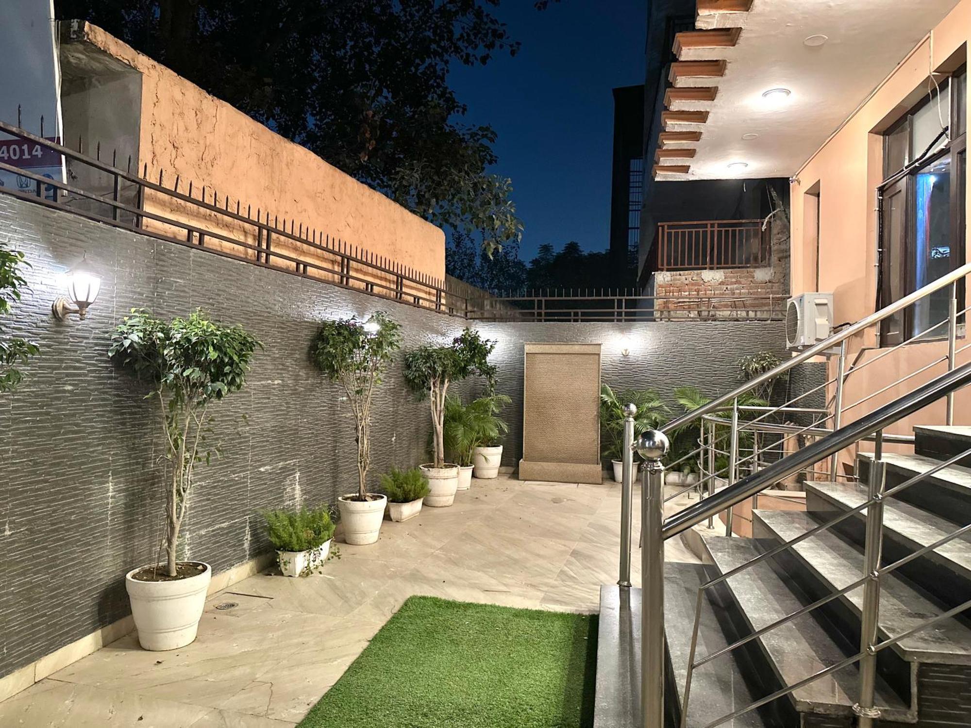 Luxury With Attach Washroom Hotel Gurgaon