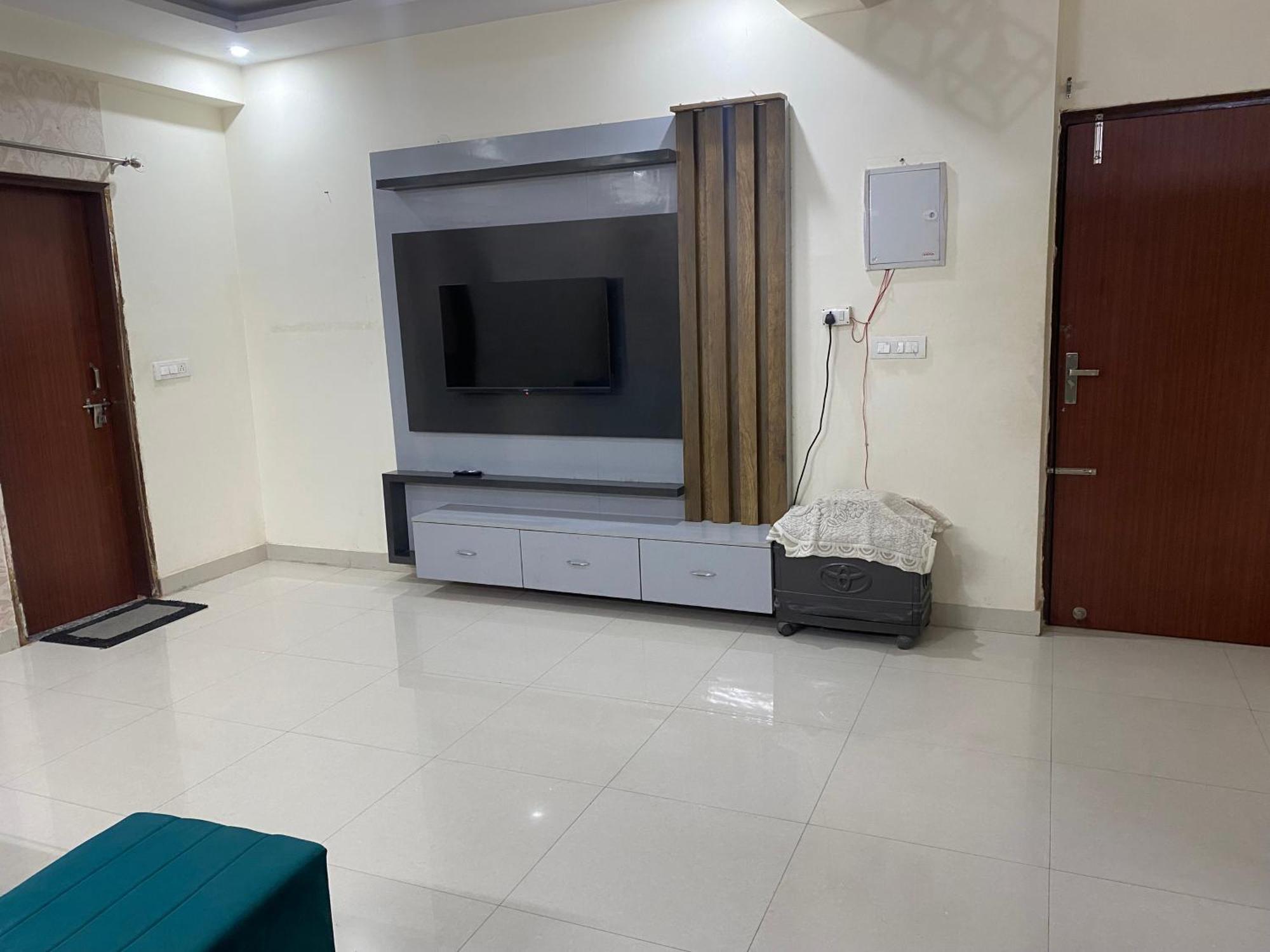 Cozy 2 Bhk Flat In Apartment