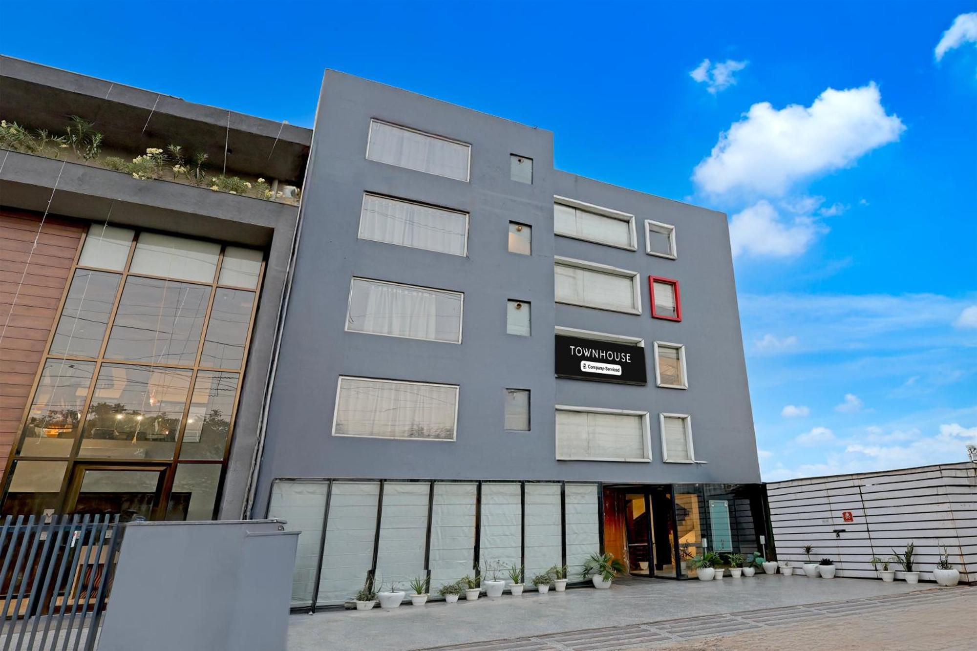 Hotel Super Townhouse Sector 57 Near Hong Kong Bazaar *