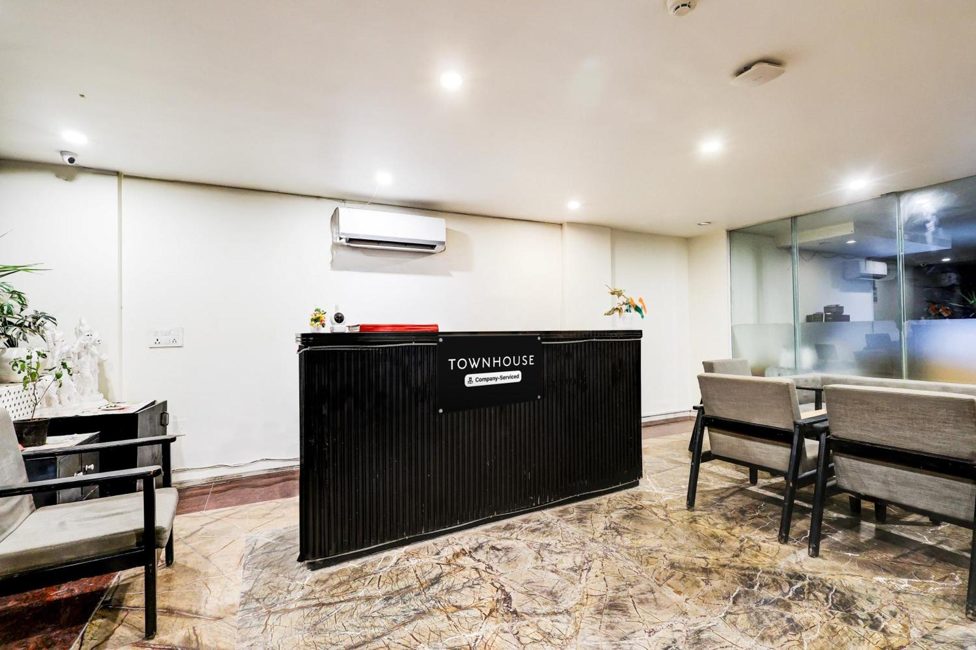 Super Townhouse Sector 57 Near Hong Kong Bazaar *