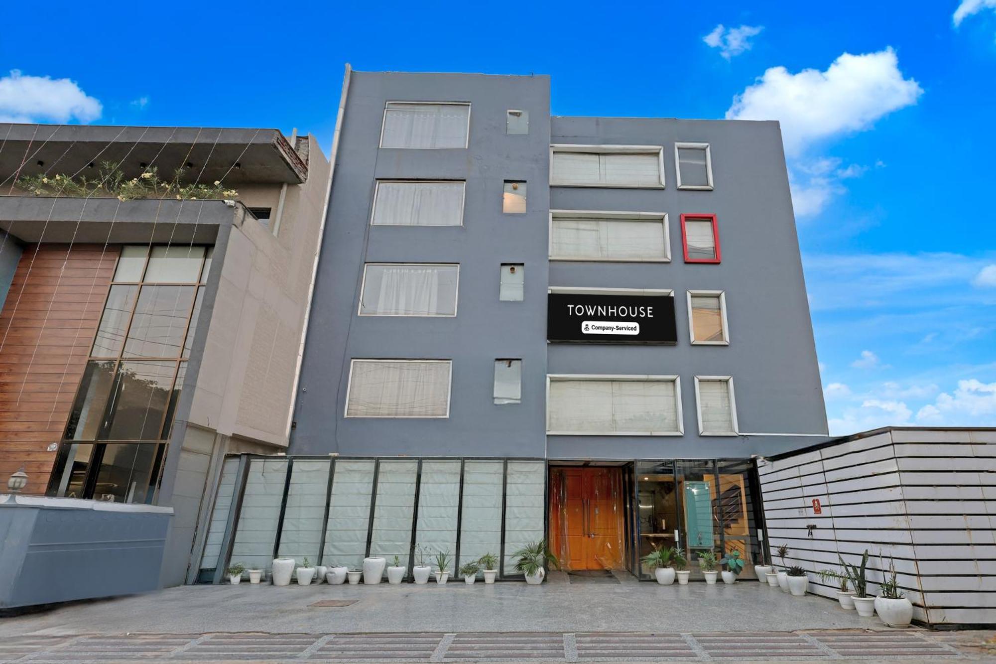 Super Townhouse Sector 57 Near Hong Kong Bazaar Hotel