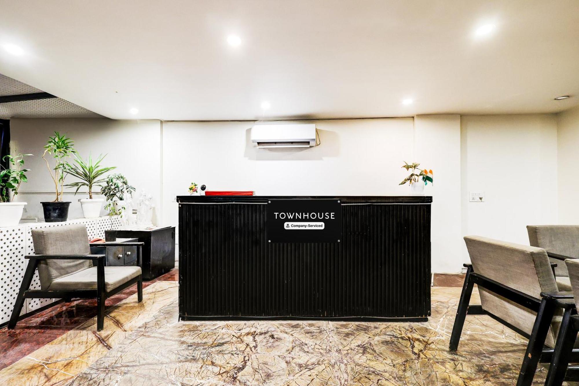Super Townhouse Sector 57 Near Hong Kong Bazaar Hotel *