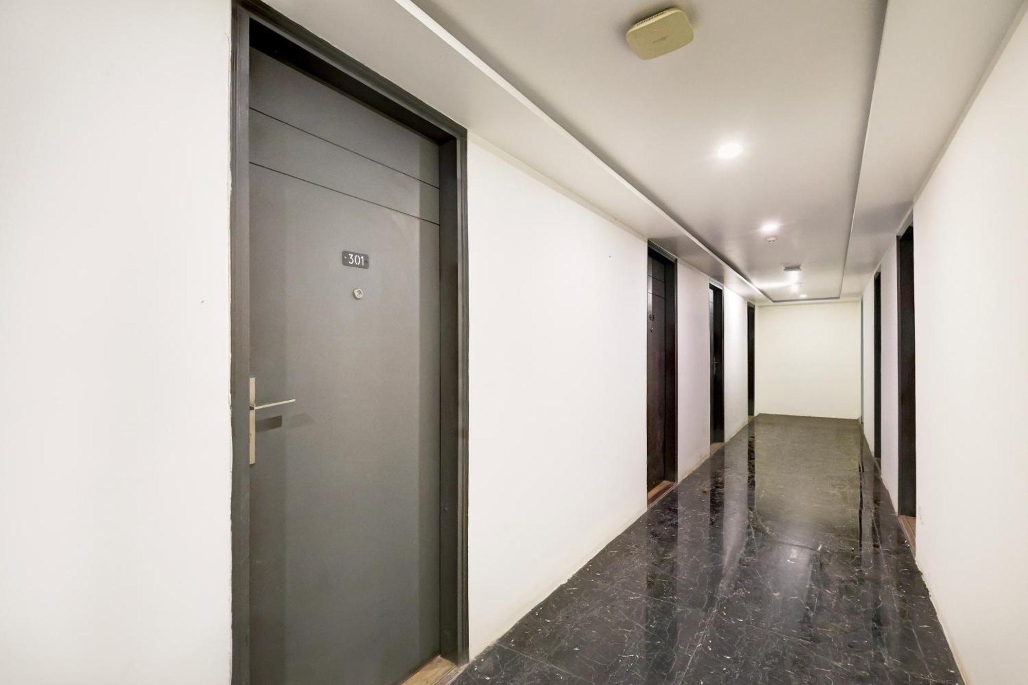 Super Townhouse Sector 57 Near Hong Kong Bazaar Hotel