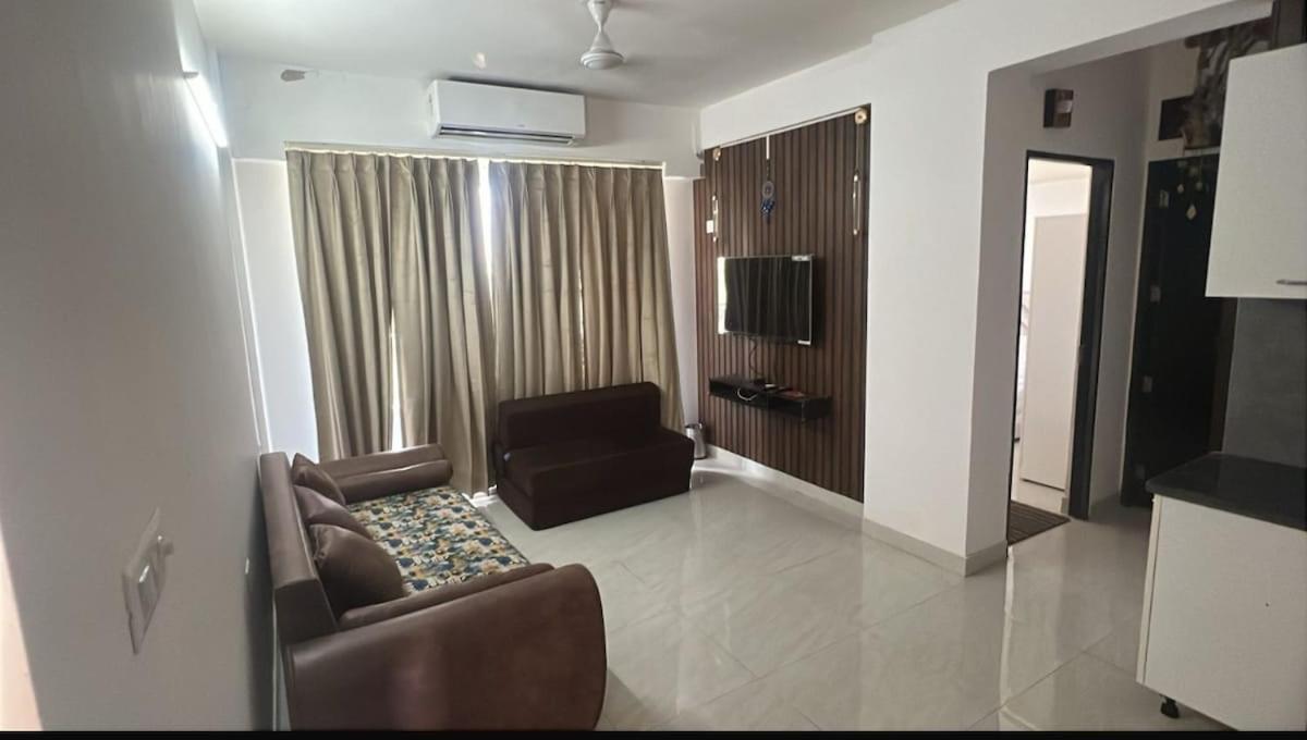 Dwarka Express Apartment *