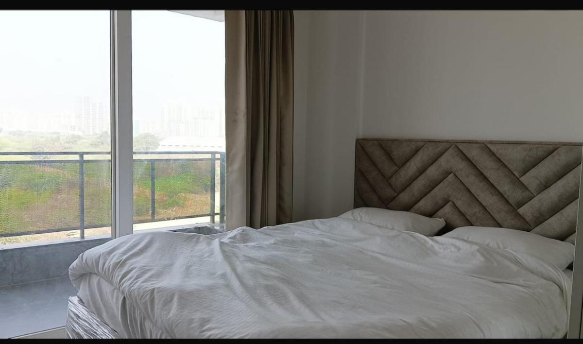 Dwarka Express Apartment *