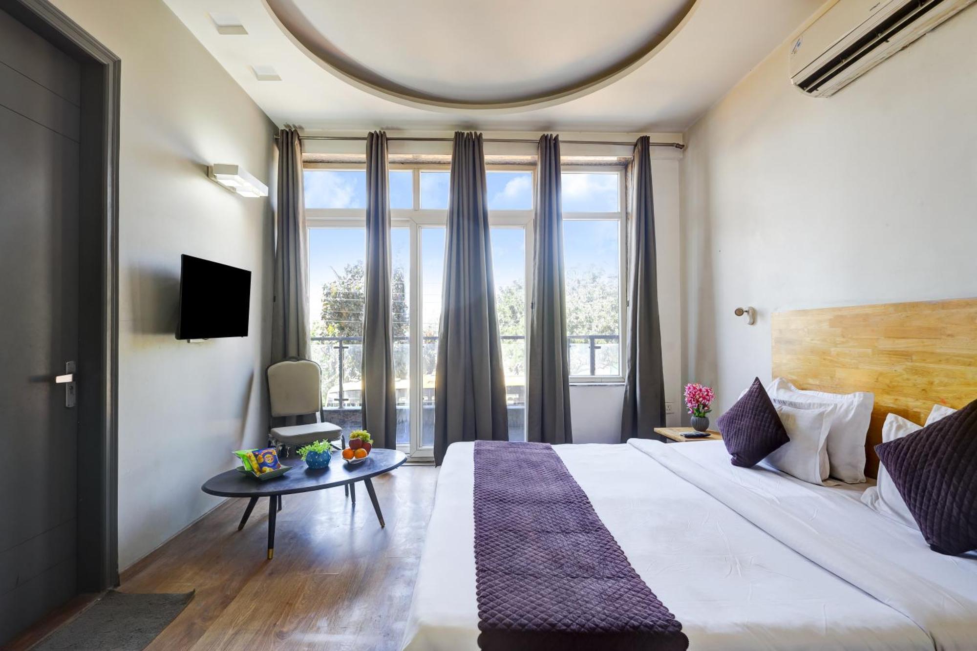 Hotel Wedlock Sector 47