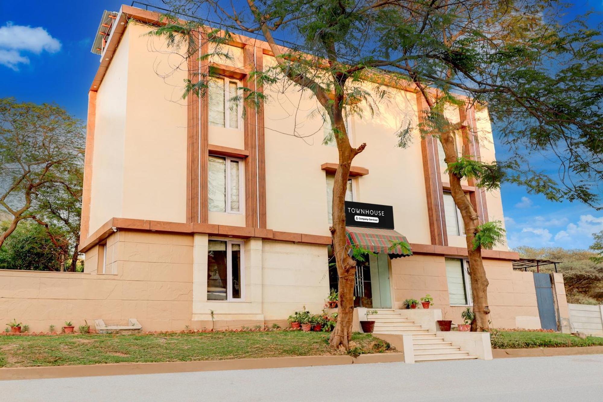 Townhouse T Block Sector 24 Hotel 4*