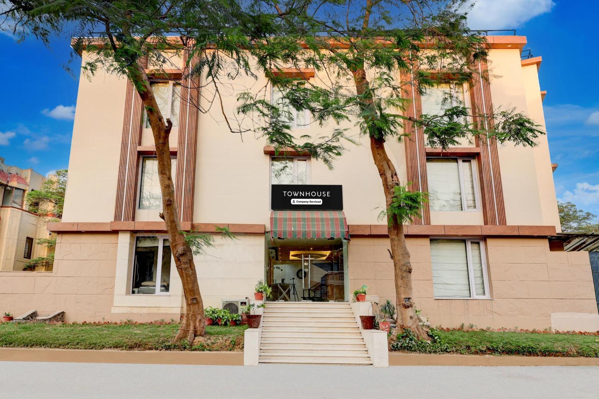 Hotel Townhouse T Block Sector 24