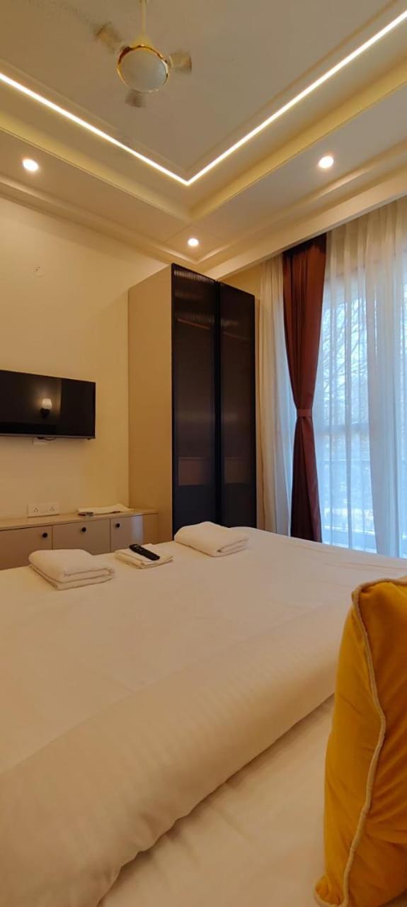 Lime Tree 1bhk Service Near Artemis, Sector 52 Apartment