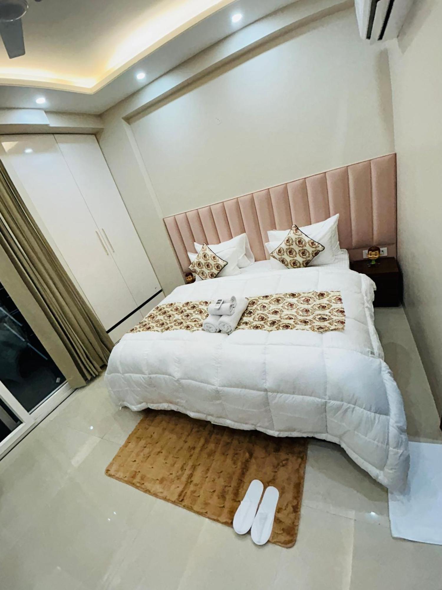 1 Bhk Serviced Apartments Sector 52 Near Millennium City Centre Metro Station *