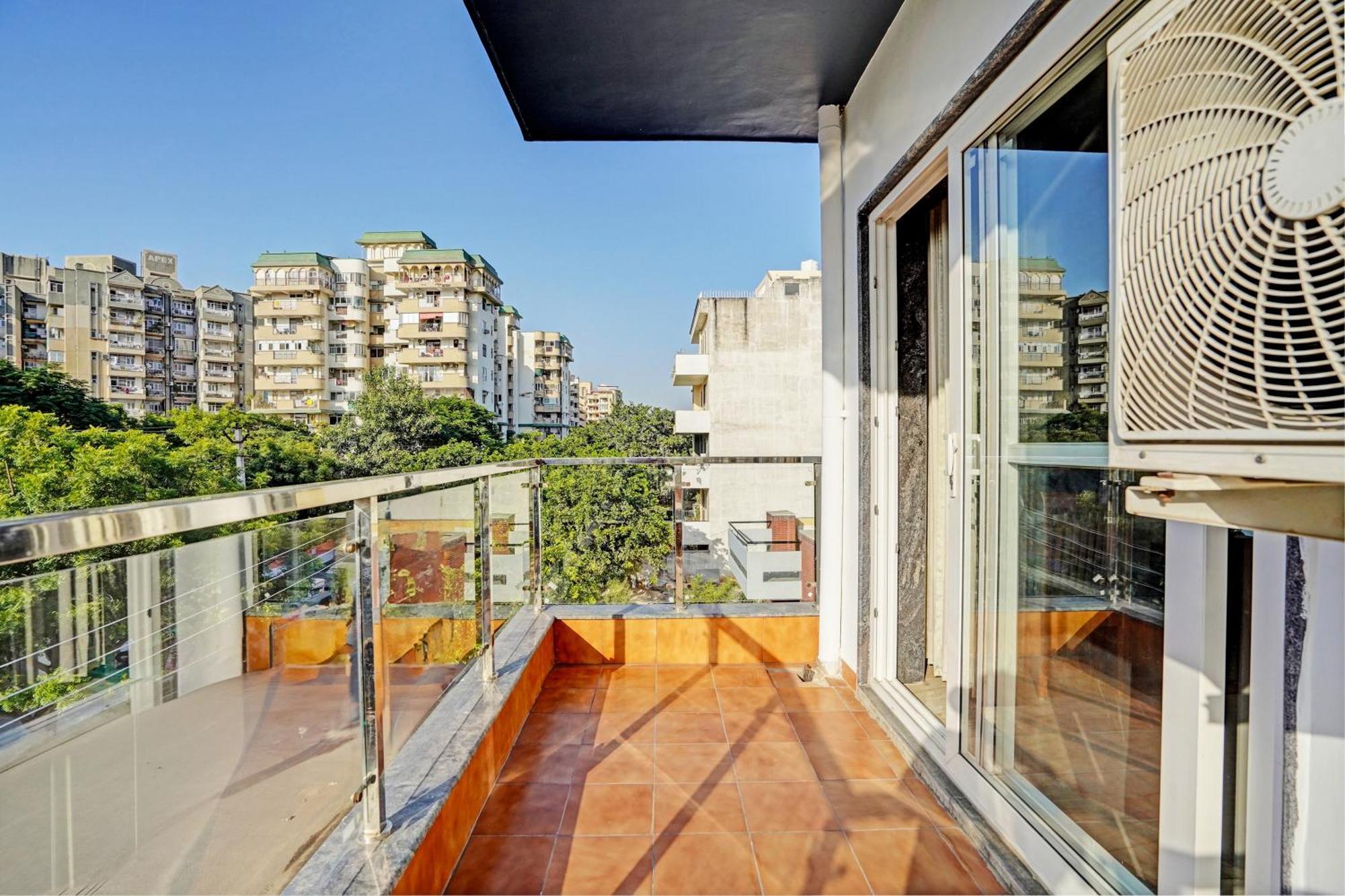 Hotel Homefort - Sector 45 Near Cyber Park & Artemis Hospital