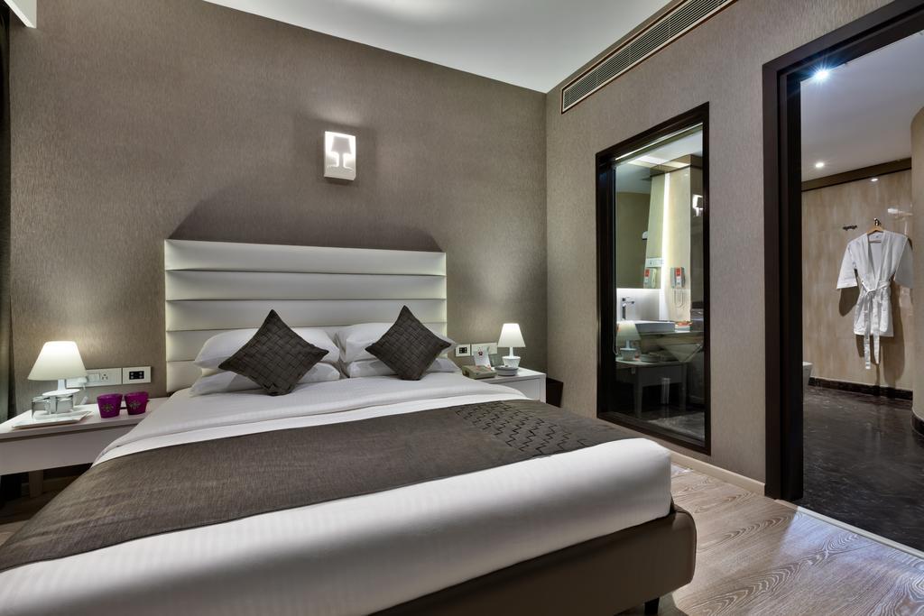 Hotel The Atara Gurgaon