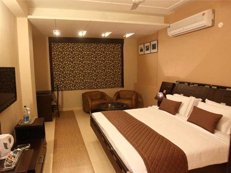 Emblem Sector 14 Hotel