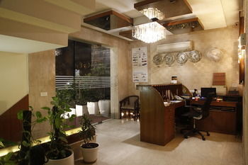 Fabhotel Golf Course Road Hotel