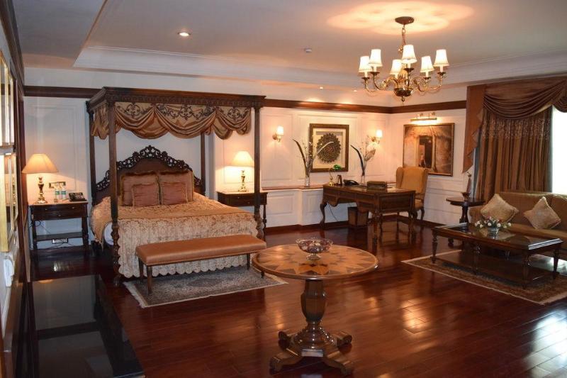 The Palms Town & Country Club - Resort