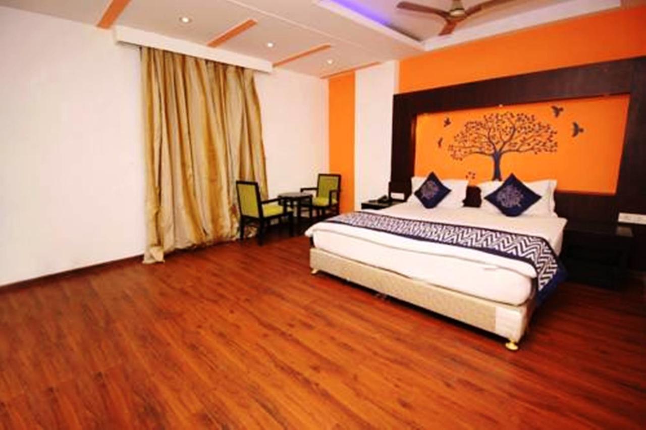 Vipul Grand Hotel