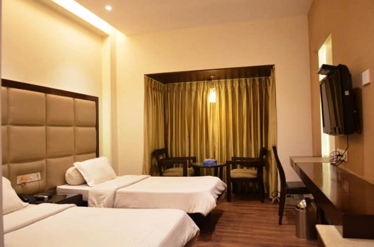 Vipul Grand Hotel